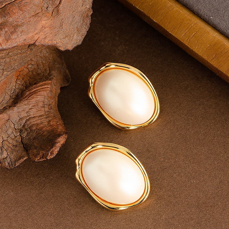 Fashion Melard Style Oval Pearl Stud Earrings for Women High-end Light Exquisite Sier Needle Ear Jewelry
