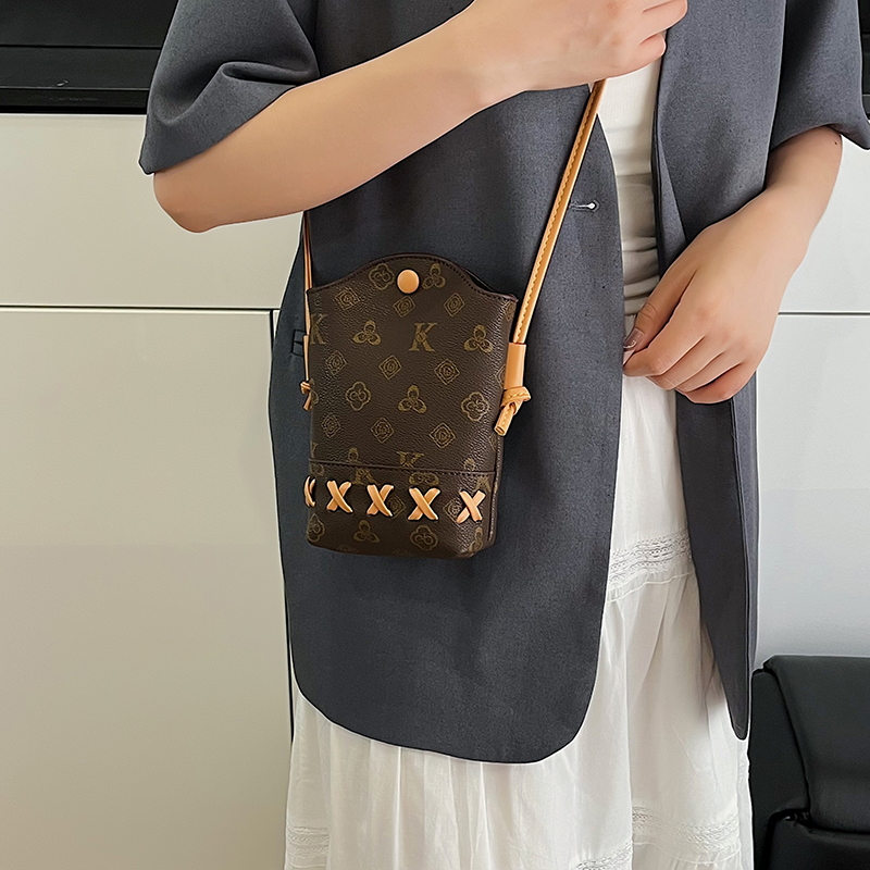 New arrival! Luxury and stylish shoulder crossbody bag, simple and versatile bucket bag, niche large-capacity phone bag for women