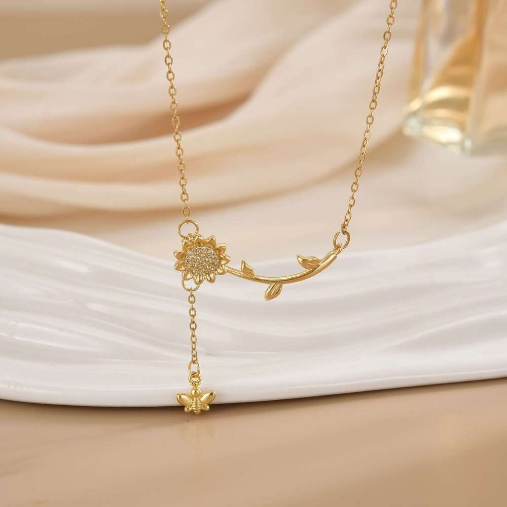 Summer Fresh Titanium Steel For Women Suower High-End Collarbone Chain Fashion Zircon Necklace 813