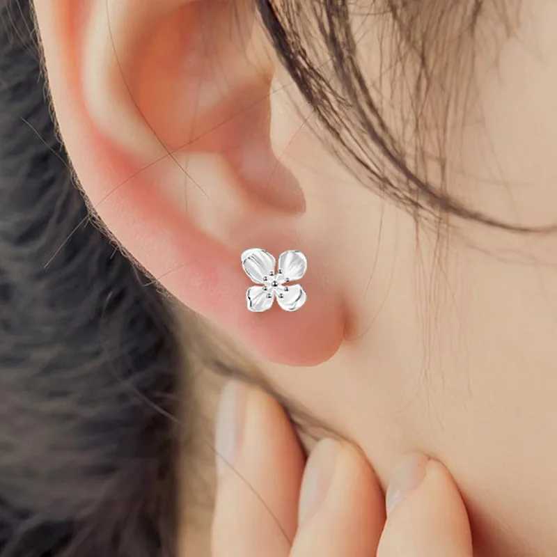 925 Sterling Silver Metal Flower Stud Earrings for Girls Lily Plant Screw Korean Ear Bone Nail Ladies Piercing Jewelry Wholesale y250715