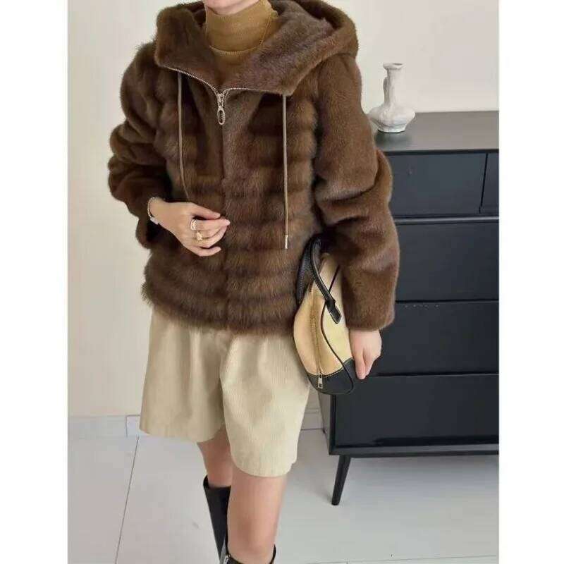 Designer Clothing Autumn Winter New Warm Mink Fur Women Eco-Fur Jacket Hooded Zipper High-End Brand Long Sleeve Loose Short Coat Design Top Fashion