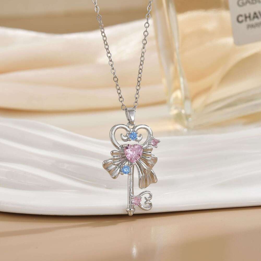 2024 New Heart Fireworks Key Necklace Pendant Niche High-End Sense Light Style High Appearance Collarbone Chain Versatile Da7