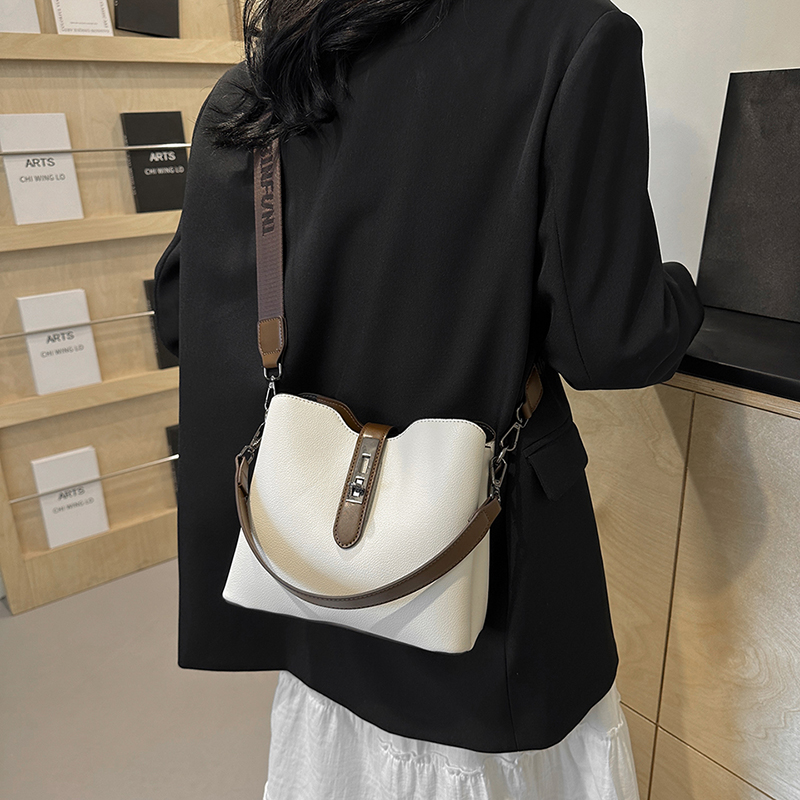 New arrival! Multi-compartment large-capacity handbag, a simple, stylish and light luxury bucket bag