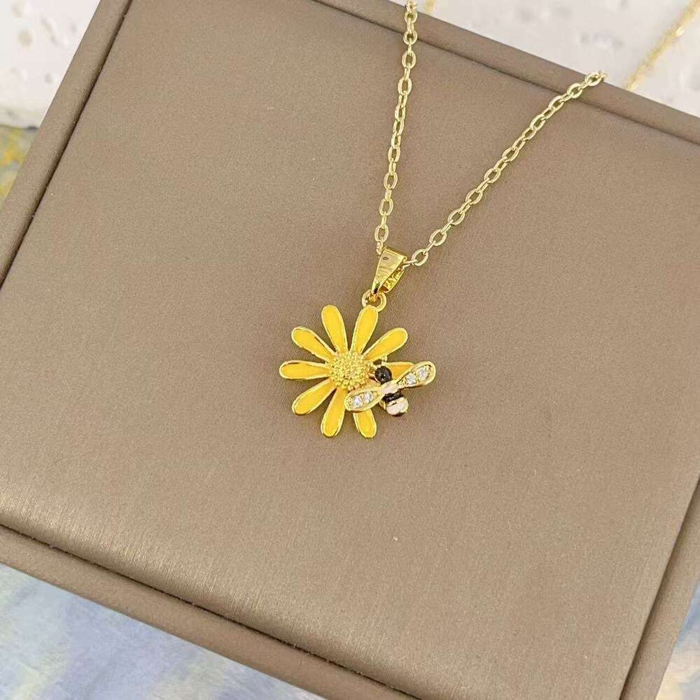 Fashion Fairy Forest Style Minimalist Daisy Flower Korean And Japanese New Niche Design Enamel Bee Floral Necklace 010