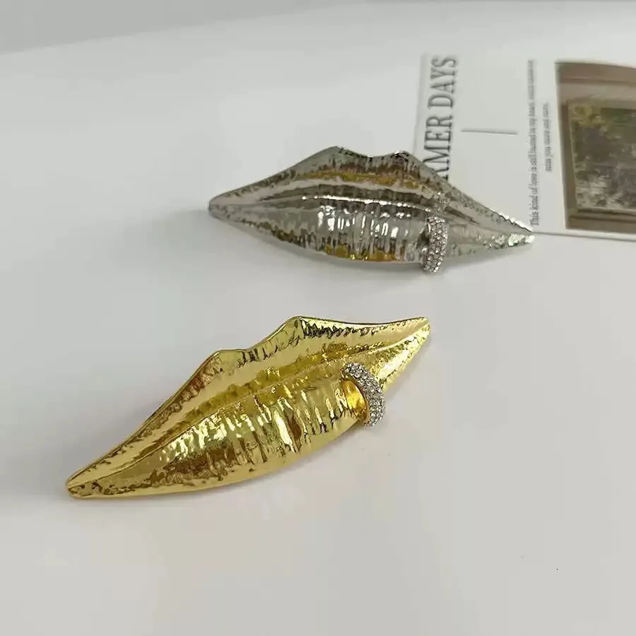 Exaggerated Metal Golden Plated Large Lips Shaped Adjustment Necklace for Women Fashion Punk Jewelry Accessories 250716