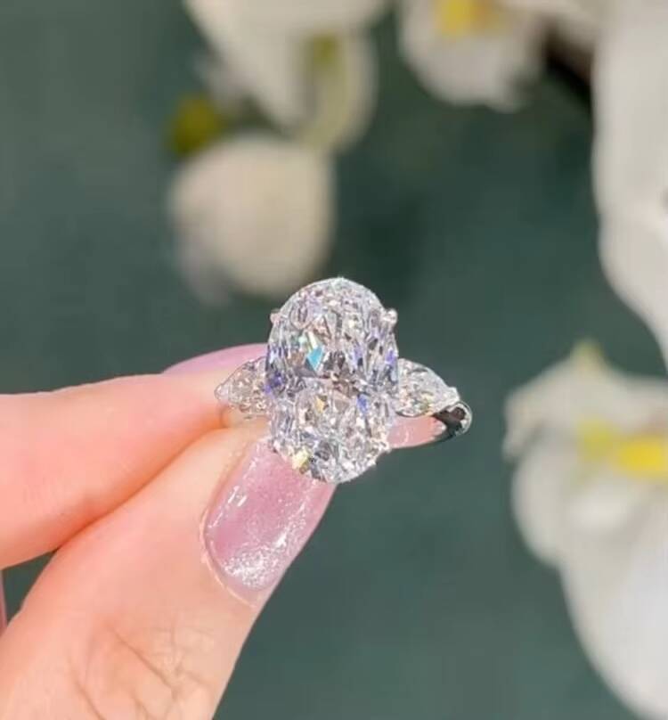 10K 14K 18K White Gold Three Stone Oval Cut VVS Lab Grown Diamond Jewelry Engagement Ring for Women IGI Certificated