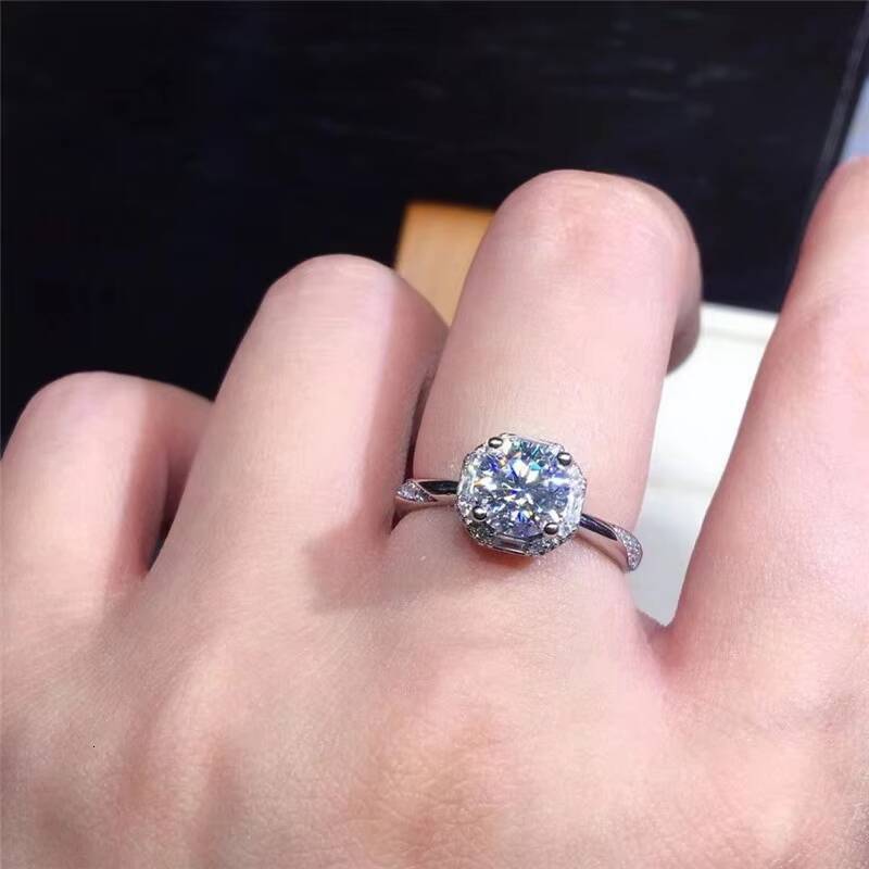 Mossam 18K White Gold Moissanite Ring for Gentlemen and Ladies Fashion Diamond Engagement Ring for Male and Female