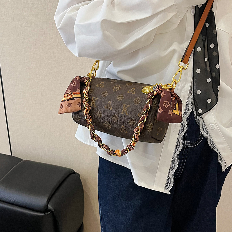 New arrival! Classic and stylish printed shoulder crossbody bag, a commuting chain phone bag, simple and versatile pen holder bag