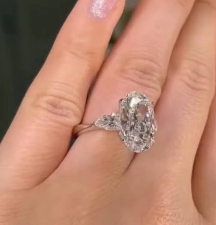 10K 14K 18K White Gold Three Stone Oval Cut VVS Lab Grown Diamond Jewelry Engagement Ring for Women IGI Certificated