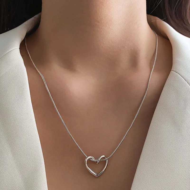 New Simple Hollow Love Heart Pendant Necklace for Women Fashion Creative Geometric Clavicle Chain Necklaces Party Jewelry Gift XJ250717