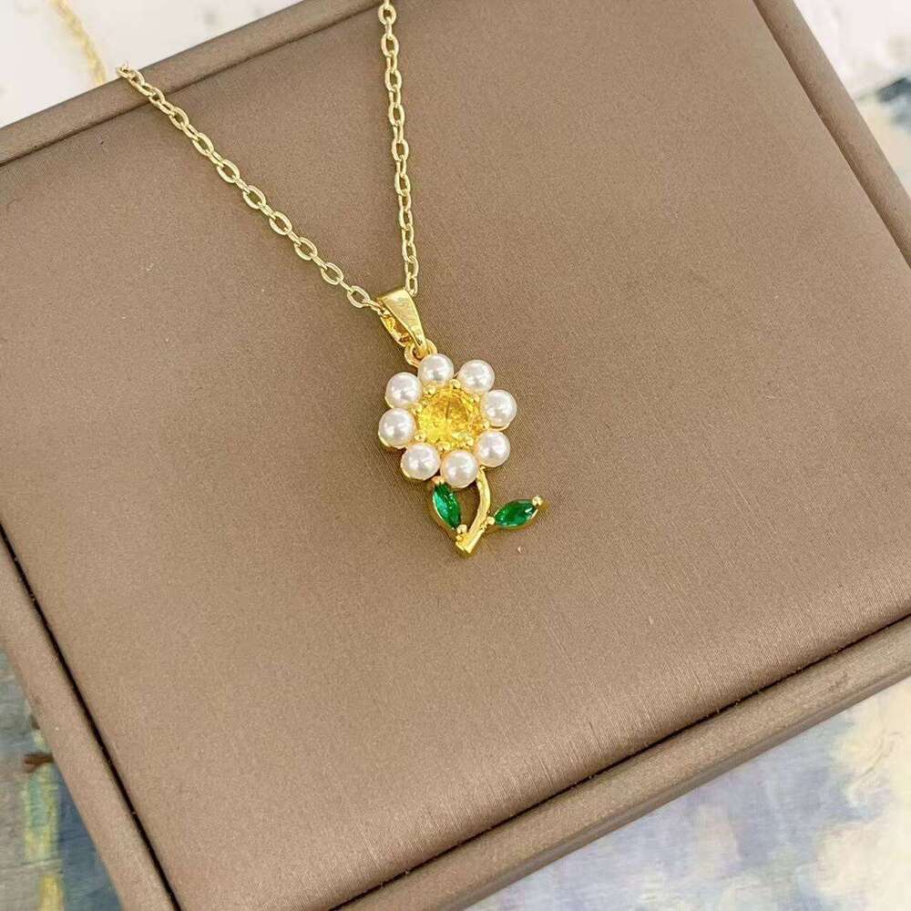 Summer Fresh Four-Leaf Clover Design Pendant Light Necklace For Women Ins Style Titanium Steel Non-Fading Collarbone Chain C80