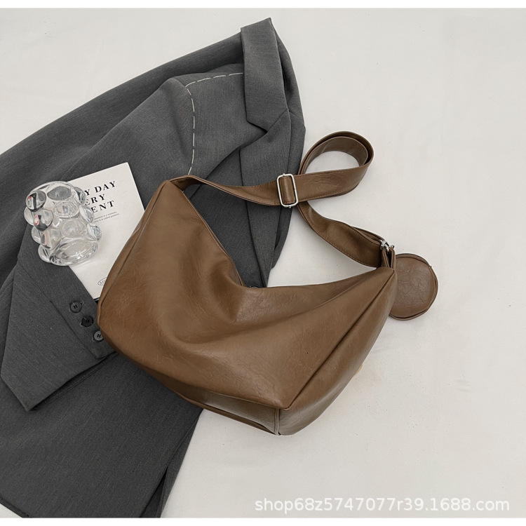 2025 Summer new large capacity women's shoulder bag women's soft leather armpit bag new niche design casual dumpling bag new designer bag