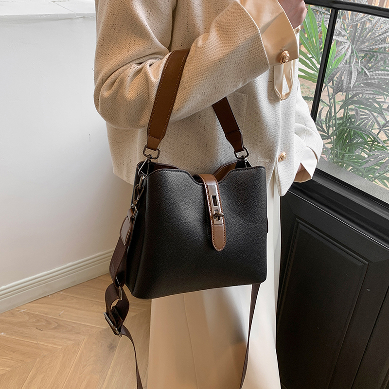 New arrival! Multi-compartment large-capacity handbag, a simple, stylish and light luxury bucket bag