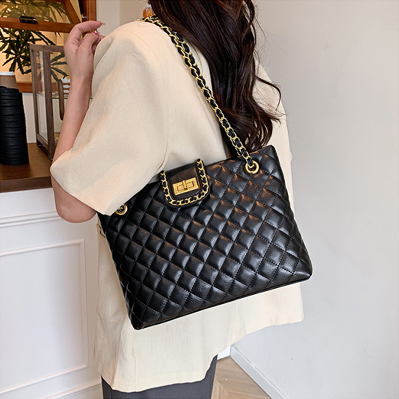New arrival! Stylish and versatile quilted stitched shoulder crossbody bag, a large-capacity chain tote bag for women