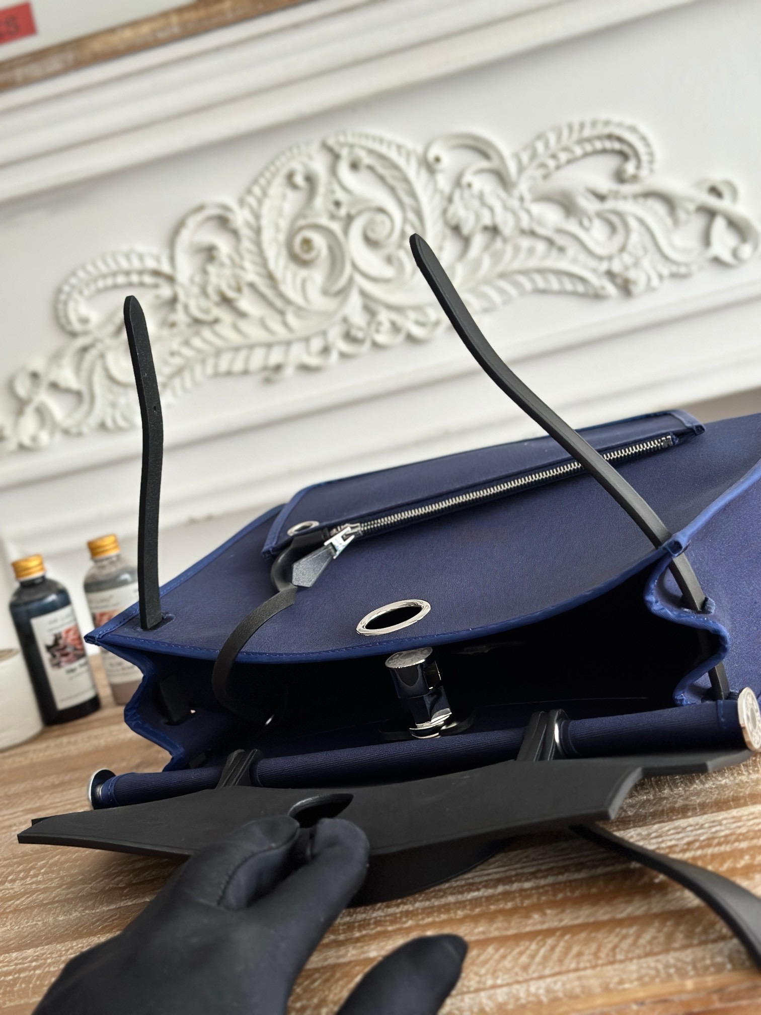 High-quality designer handbags: Hand-sewn wax-thread shoulder bags, fashionable cross-body bags, and high-quality leather tote bags.