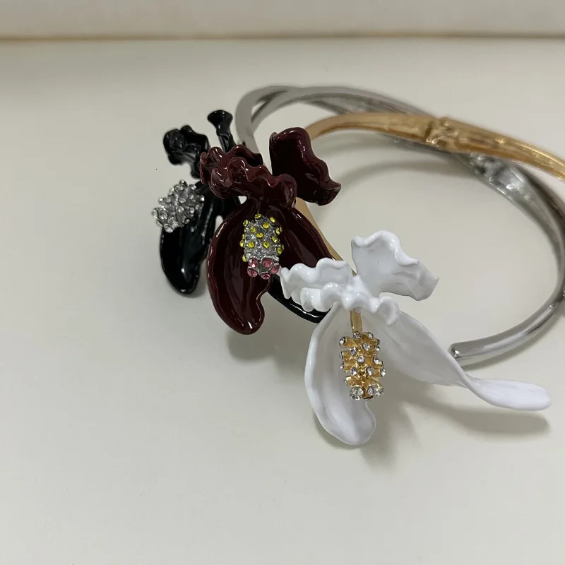 Heavy Industry Retro Metal Enamel Oriole Tail Flower Open Collar Fashionable and High End Choker Clavicle Chain 250716