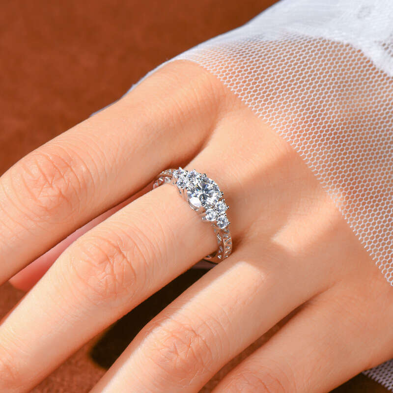 1 fashion Moissanite For Women Hot Selling Light Luxury Proposal Wedding Diamond Ring Aa2