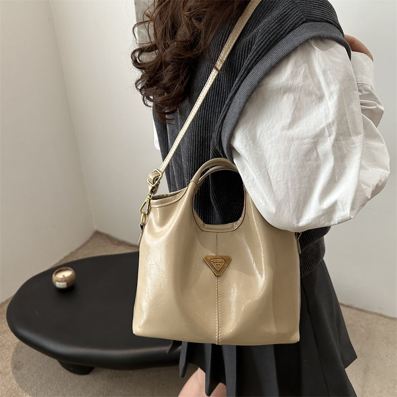Designer Bag Women's Mini Tote Bucket Bag New Shoulder Bag Fashionable Simple Fashion Bag Commuting Single Shoulder Crossbody Bag 2025