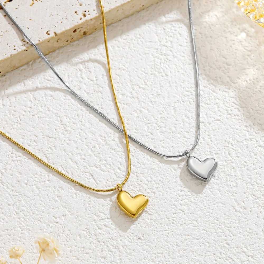 Stainless Steel Love Heart Pendant Snake Chain Necklace For Women Fashion Gold Color Clavicle Chain High Quality Jewelry Gifts XJ250717