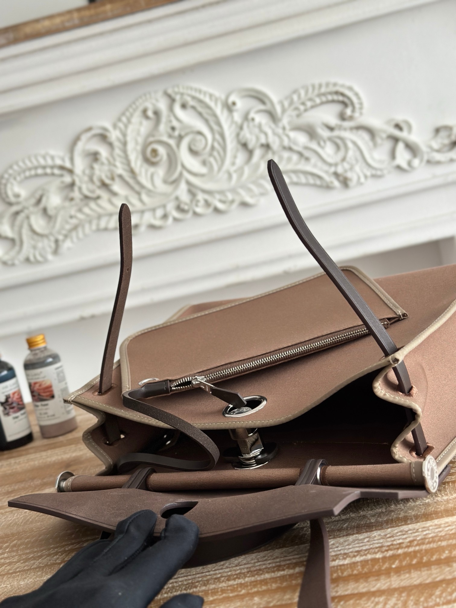 High-quality designer handbags: Hand-sewn wax-thread shoulder bags, fashionable cross-body bags, and high-quality leather tote bags.