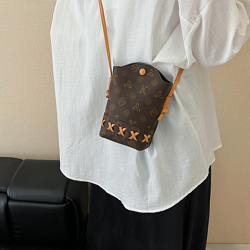 New arrival! Luxury and stylish shoulder crossbody bag, simple and versatile bucket bag, niche large-capacity phone bag for women