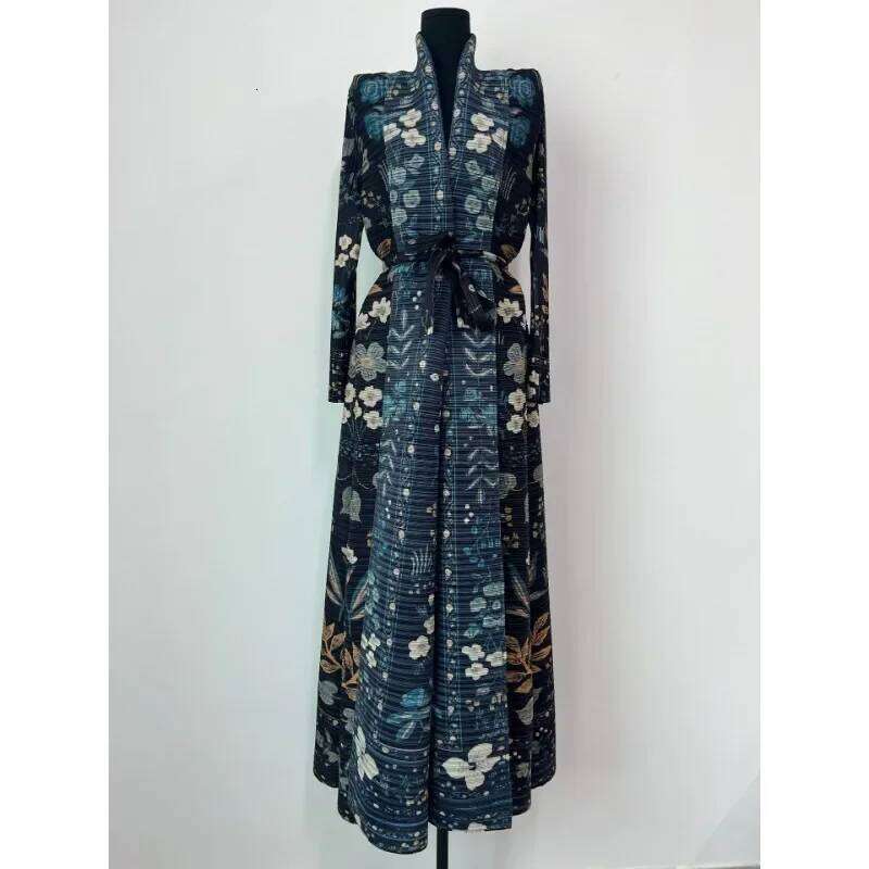 Miyake Autumn/Winter New 2025 Versatile Sleeved Windbreaker Coat 58 Inch Long Cape Printed Fashion Women's Wear