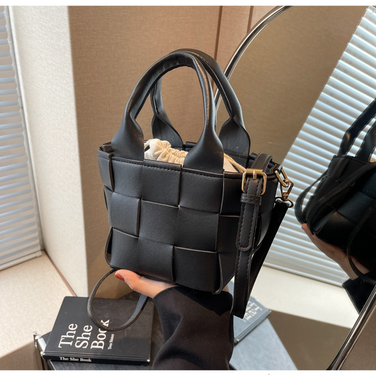 Top quality Brand High Quality New Style Free Delivery Designer New Fashion Style Woven Unique Design Shoulder Retro Crossbody Handbag New Free Delive