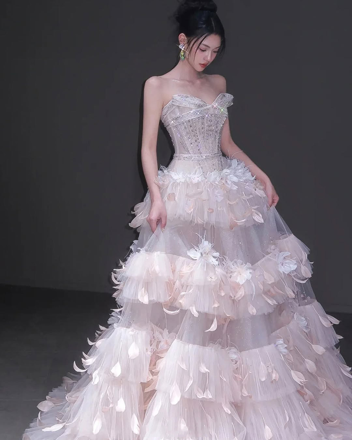 Romantic Wedding Dresses Sweetheart Sleeveless Rhinestone A Line Bridal Gowns Sweep Train Customized Vestidos De Novia