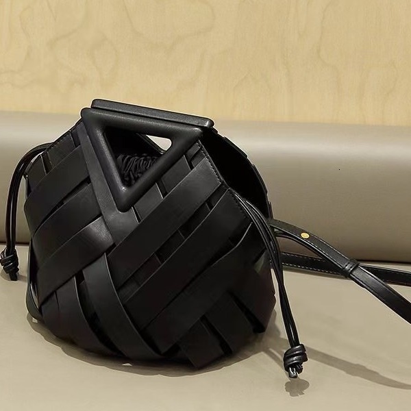 Free Shipping Designer Luxury Hollow Out Vegetable Basket Women's Niche Elegant High-end Fashion Inverted Triangle Handheld Woven Bag Shopping Sh