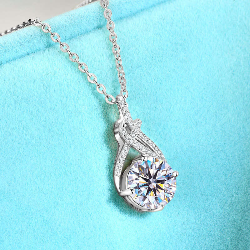 Live Knot Twist Pendant Women 2 fashion Moissanite Elegant Versatile Sterling Sier Clavicle Chain Cde