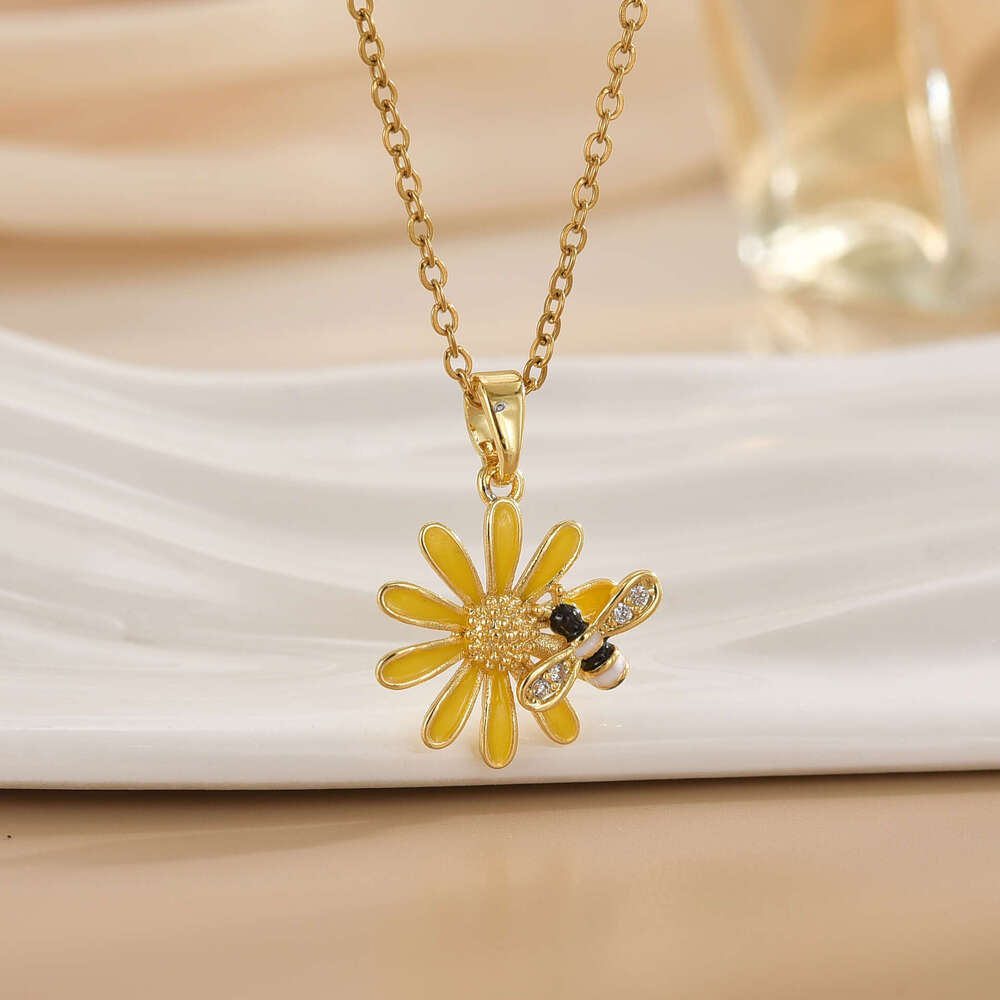 Fashion Fairy Forest Style Minimalist Daisy Flower Korean And Japanese New Niche Design Enamel Bee Floral Necklace 010