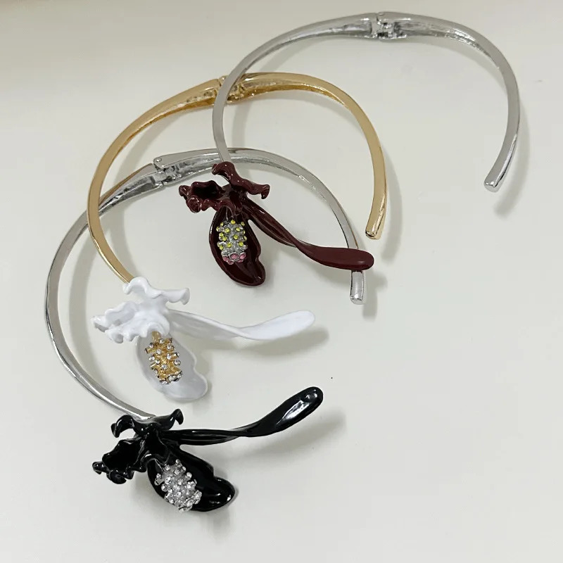 Heavy Industry Retro Metal Enamel Oriole Tail Flower Open Collar Fashionable and High End Choker Clavicle Chain 250716