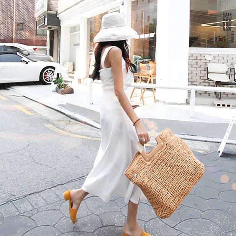 Simple street fashion bag Women Summer Beach Large Capacity Ladies Handbags Handmade Straw Bag Bohemian Rattan Travel Tote