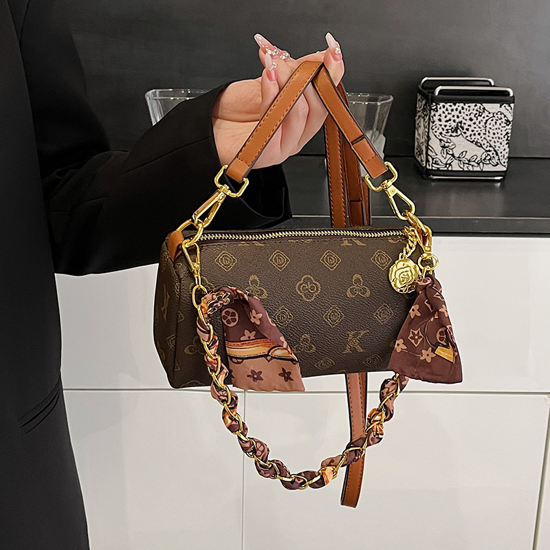 New arrival! Classic and stylish printed shoulder crossbody bag, a commuting chain phone bag, simple and versatile pen holder bag