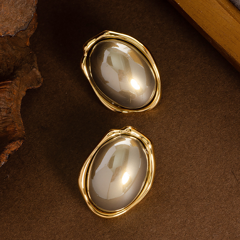 Fashion Melard Style Oval Pearl Stud Earrings for Women High-end Light Exquisite Sier Needle Ear Jewelry