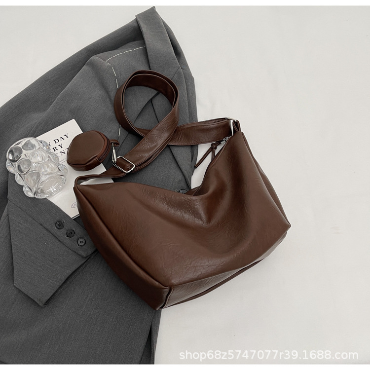 2025 Summer new large capacity women's shoulder bag women's soft leather armpit bag new niche design casual dumpling bag new designer bag