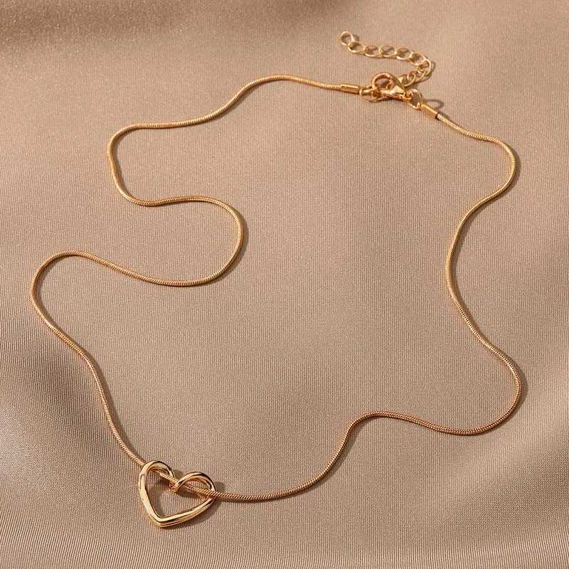 New Simple Hollow Love Heart Pendant Necklace for Women Fashion Creative Geometric Clavicle Chain Necklaces Party Jewelry Gift XJ250717