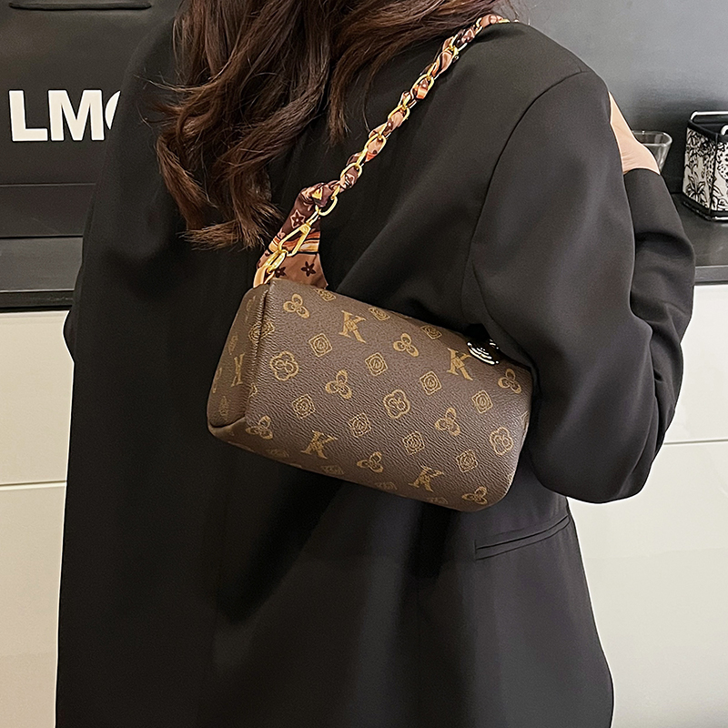 New arrival! Classic and stylish printed shoulder crossbody bag, a commuting chain phone bag, simple and versatile pen holder bag