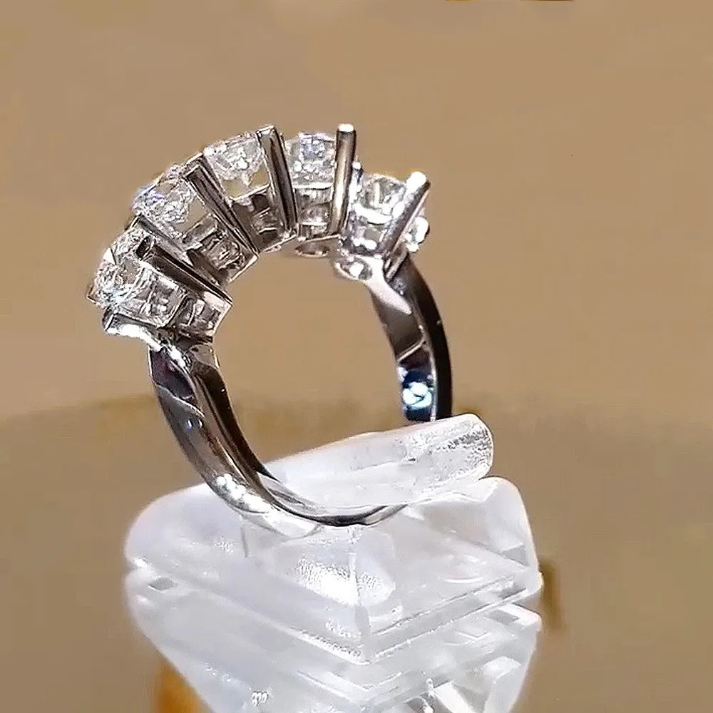 Huitan Brilliant 5 Round Cubic Zirconia Womens Rings for Engagement Wedding Silver Color Band Trendy Jewelry 250716