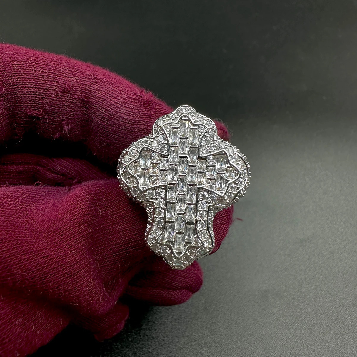 Aokaishen Cross Finger Ring Iced Out AA Zircon Prong Setting Fashion Luxulry Men Hip Hop Jewelry for Gift 250716