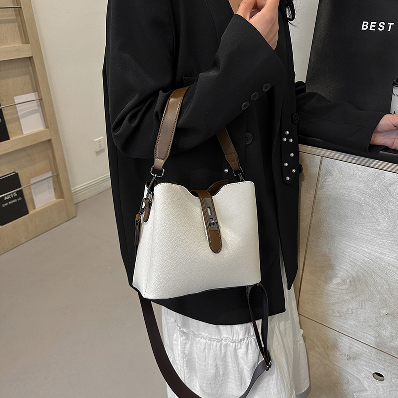 New arrival! Multi-compartment large-capacity handbag, a simple, stylish and light luxury bucket bag