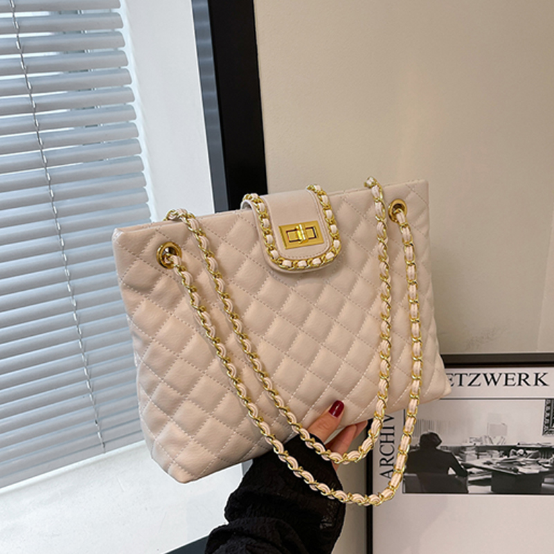 New arrival! Stylish and versatile quilted stitched shoulder crossbody bag, a large-capacity chain tote bag for women