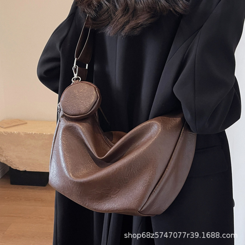 2025 Summer new large capacity women's shoulder bag women's soft leather armpit bag new niche design casual dumpling bag new designer bag