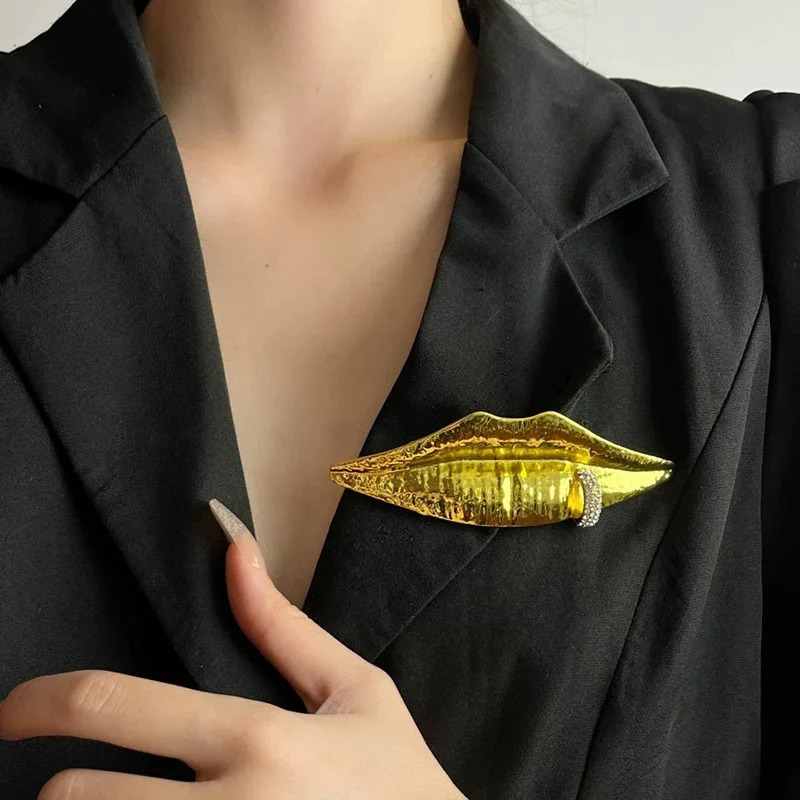 Exaggerated Metal Golden Plated Large Lips Shaped Adjustment Necklace for Women Fashion Punk Jewelry Accessories 250716