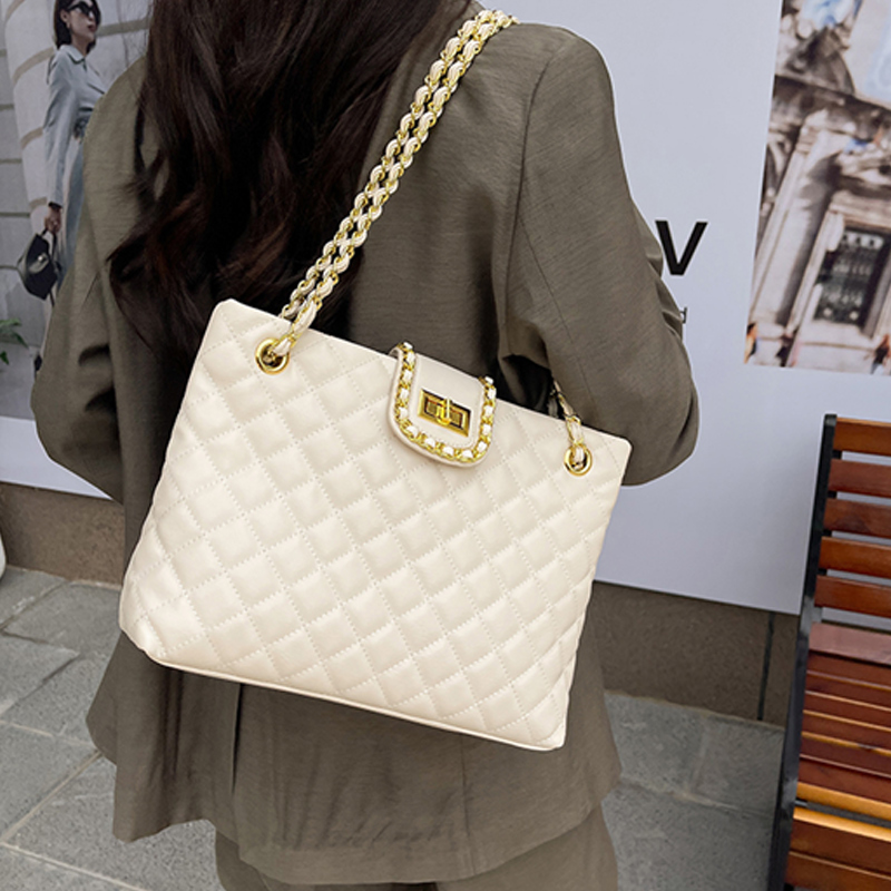 New arrival! Stylish and versatile quilted stitched shoulder crossbody bag, a large-capacity chain tote bag for women