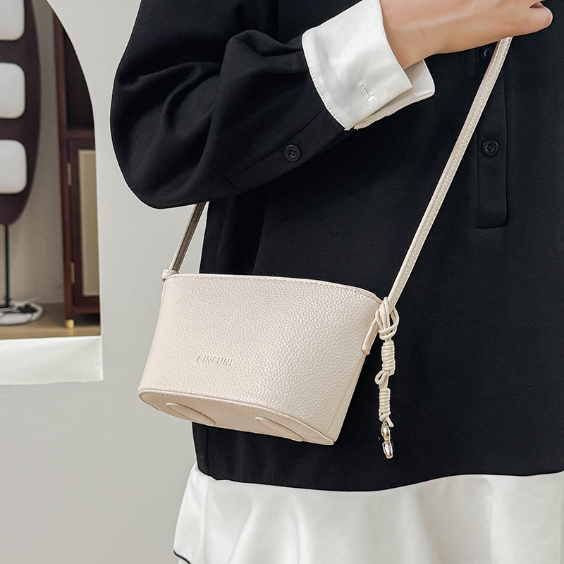 New arrival! Classic and stylish shoulder crossbody bag, a simple, versatile bucket bag, a small women's bag and phone bag