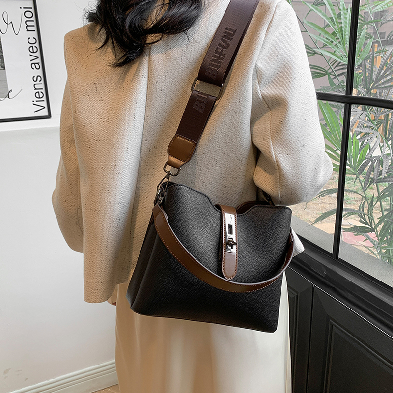 New arrival! Multi-compartment large-capacity handbag, a simple, stylish and light luxury bucket bag