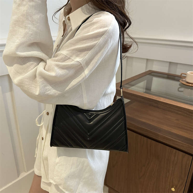 Fashionable and Stylish Women's 2025 New Simple Crescent Casual Trendy Single Shoulder Underarm Small Bag