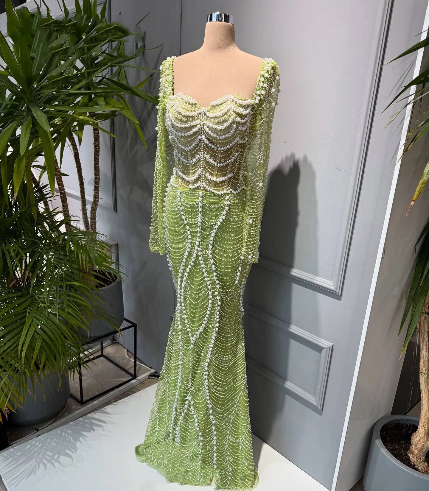 Luxurious Mermaid Women Evening Dresses Sweetheart Neck Long Sleeves Gown Pearls Beaded Sequins Sweep Train Dress For Party Custom Made