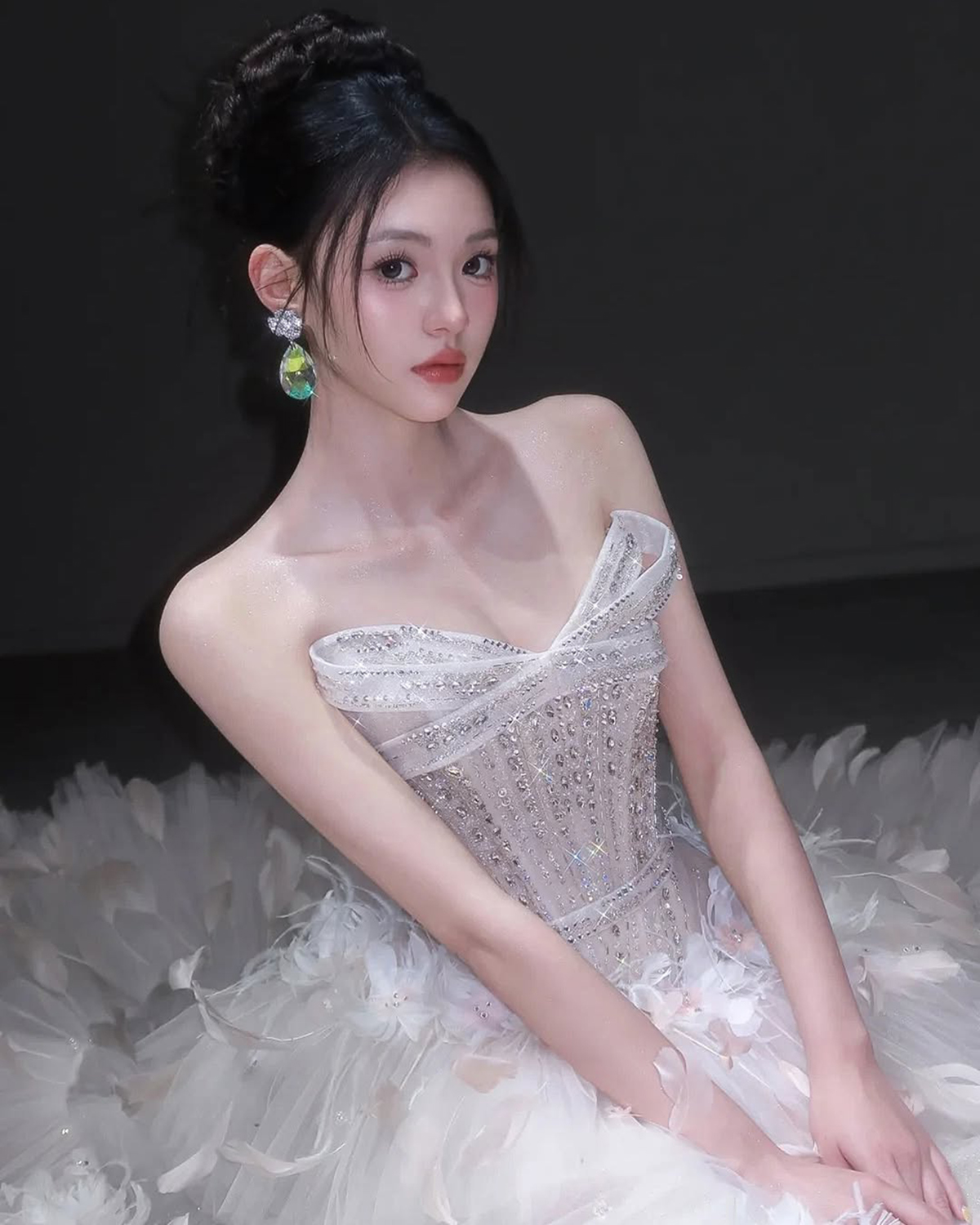 Romantic Wedding Dresses Sweetheart Sleeveless Rhinestone A Line Bridal Gowns Sweep Train Customized Vestidos De Novia